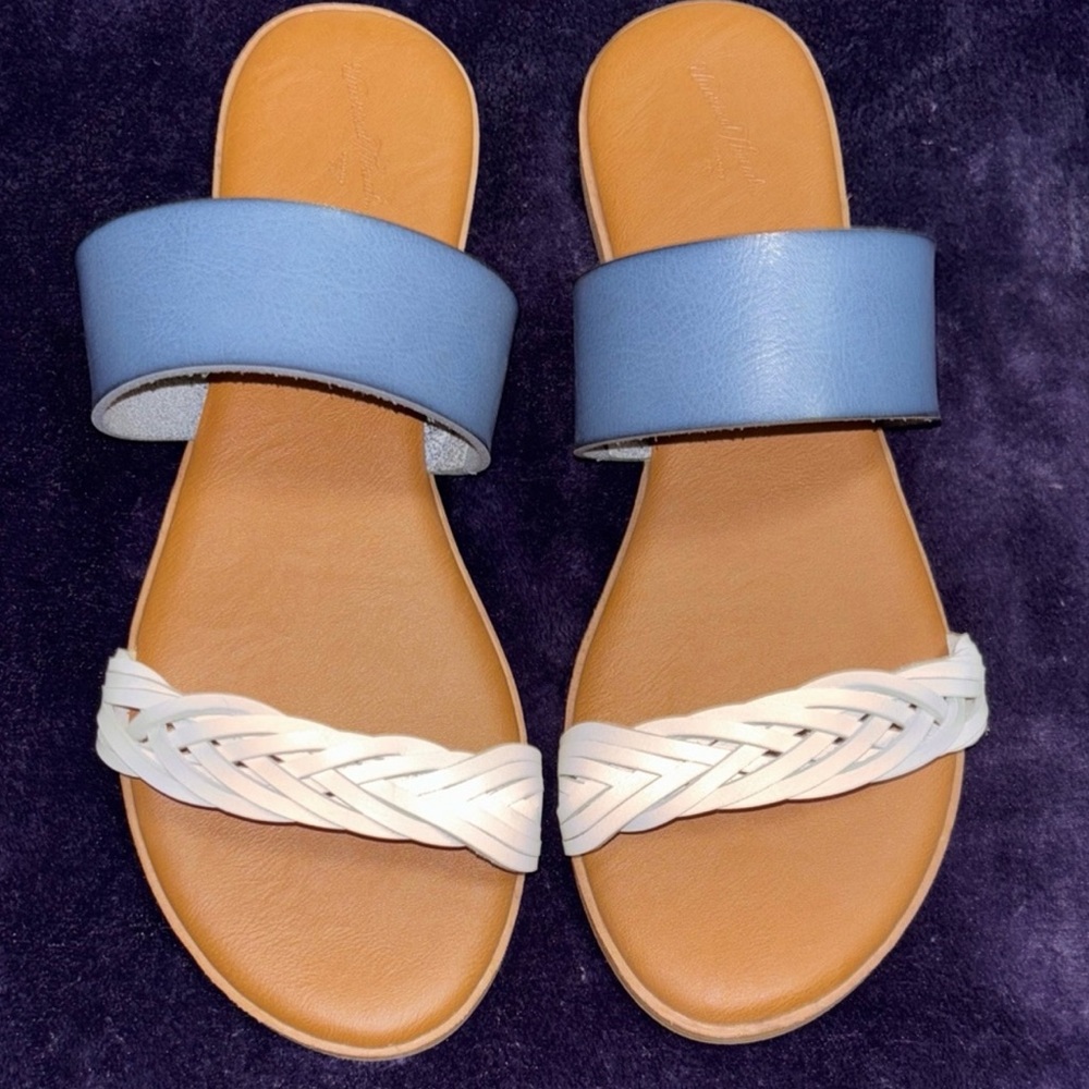 Universal thread blue and white and camel sandals